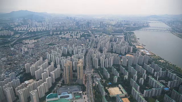 4k斯坦尼康美丽的城市景观与首尔塔现代建筑和建筑在首尔，韩国，天。概念:城市景观，自然，风景，假期，旅游视频素材