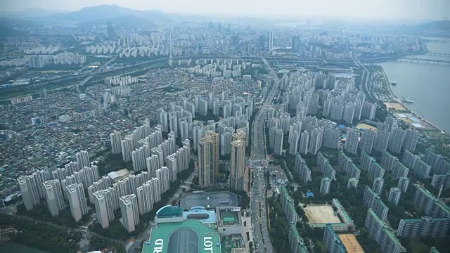 4k斯坦尼康美丽的城市景观与首尔塔现代建筑和建筑在首尔，韩国，天。概念:城市景观，自然，风景，假期，旅游视频素材