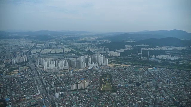 4k斯坦尼康美丽的城市景观与首尔塔现代建筑和建筑在首尔，韩国，天。概念:城市景观，自然，风景，假期，旅游视频素材