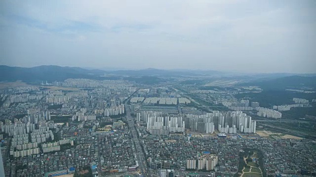 4k斯坦尼康美丽的城市景观与首尔塔现代建筑和建筑在首尔，韩国，天。概念:城市景观，自然，风景，假期，旅游视频素材