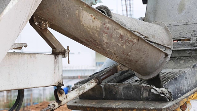 水泥车正在建筑工地上浇水泥视频素材