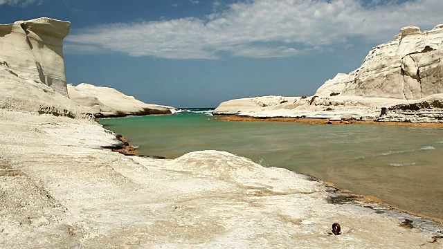 Sarakiniko海滩的海浪视频下载