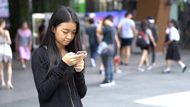 美丽的年轻亚洲女孩独自在火车站旅行视频素材