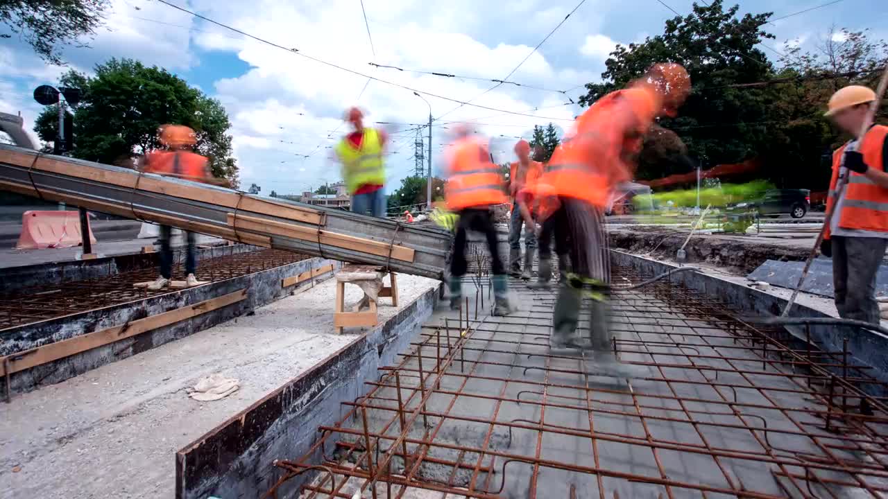 混凝土工程为道路养护施工，施工人员多，搅拌机时间跨度大视频下载