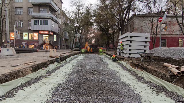 用推土机修建道路的工作耽误了时间视频素材