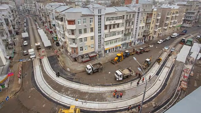 沥青铺路机、压路机和卡车在沥青铺段维修现场。道路施工设备视频素材