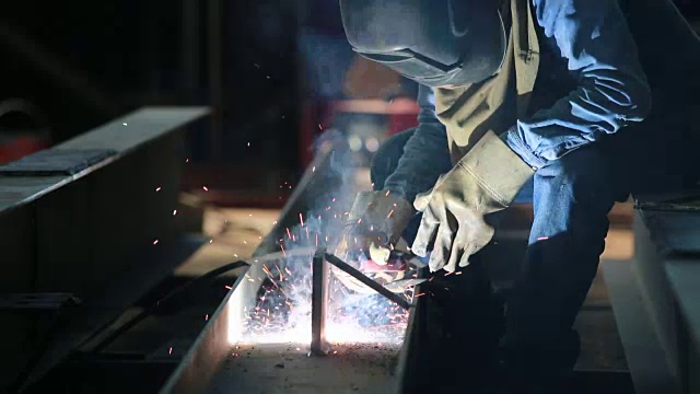 工厂里的工人钢铁焊接特写，焊工视频下载