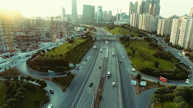 On Highway Through the skyscraper at Sunrise(伊斯坦布尔)4K视频素材