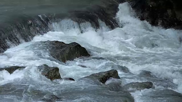 神奇的热带雨林和河流或瀑布与岩石的风景。视频慢动作视频素材