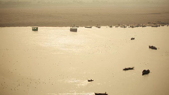 在印度庆祝印度教文化的节日大壶节(Kumbh Mela)期间，在一个大型沙洲附近，河上的船只顺流而下视频下载