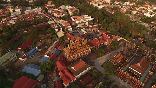 鸟瞰图，柬埔寨的城市景观，一个传统的柬埔寨寺庙和几十个红色屋顶的村庄房屋视频下载