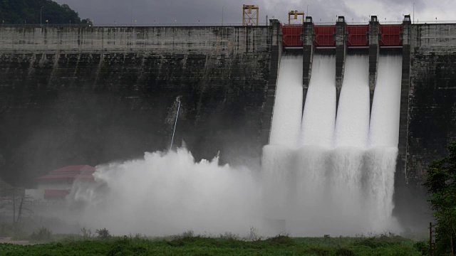 大坝的水释放。雨季水溢出视频素材