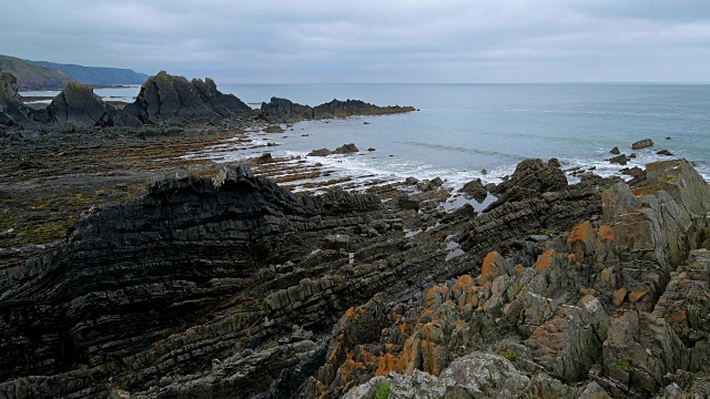 岩石海岸，哈特兰码头，比德福德，北德文郡，德文郡，英格兰，英国，欧洲视频素材