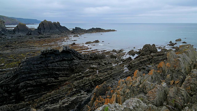 岩石海岸，哈特兰码头，比德福德，北德文郡，德文郡，英格兰，英国，欧洲视频素材