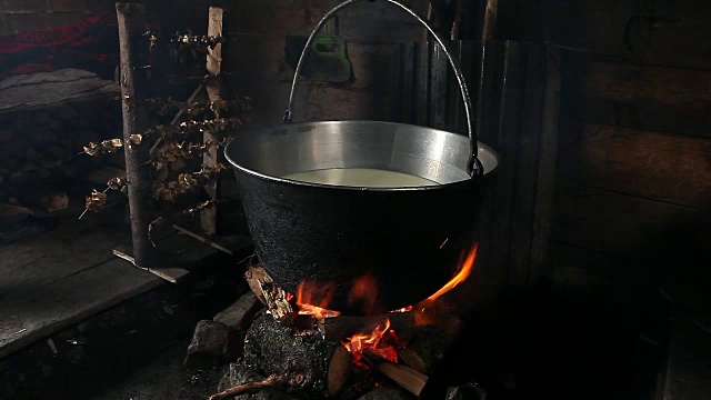 山间小屋的室内火上蒸锅视频素材