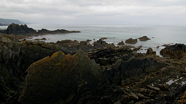 岩石海岸，哈特兰码头，比德福德，北德文郡，德文郡，英格兰，英国，欧洲视频素材