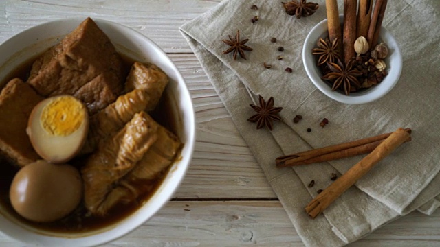 用红酱或甜肉汁蘸豆腐煮熟的鸡蛋视频素材