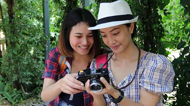 年轻夫妇旅游背包客拍照和看起来快乐，放松时间在假日概念旅行视频素材