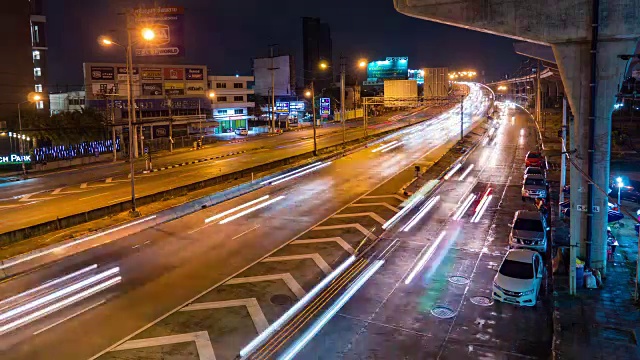 泰国曼谷河桥附近多彩的夜间交通视频素材