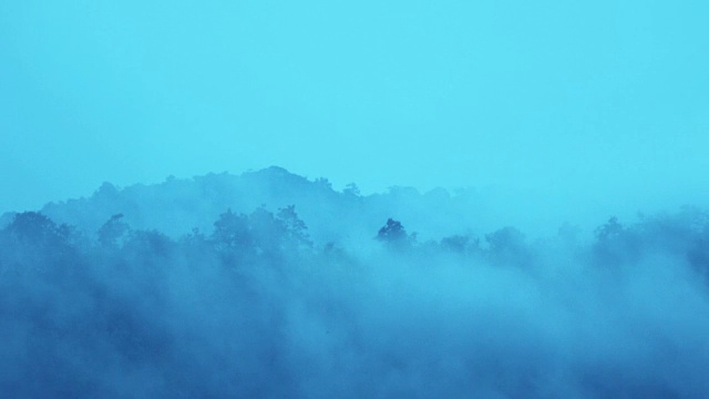 美丽的运动白雾移动垭口山。视频素材