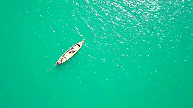 鸟瞰图美丽的热带船在蓝色的海洋视频素材