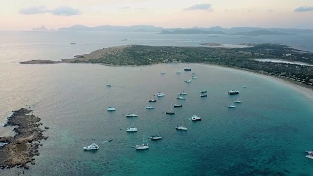 在地中海鸟瞰图中，船只抛锚视频素材