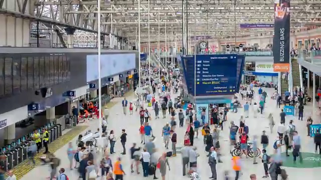 英国伦敦滑铁卢火车站售票大厅内的人群视频素材