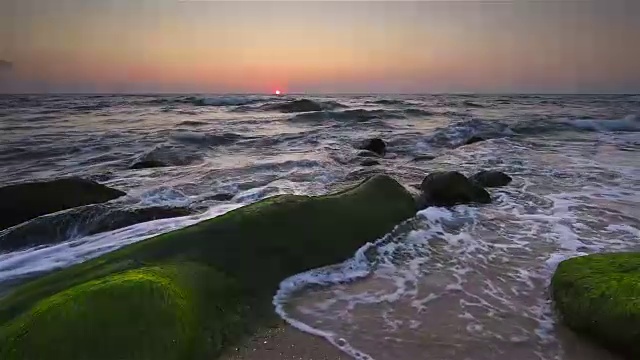 日出时的海岩视频素材