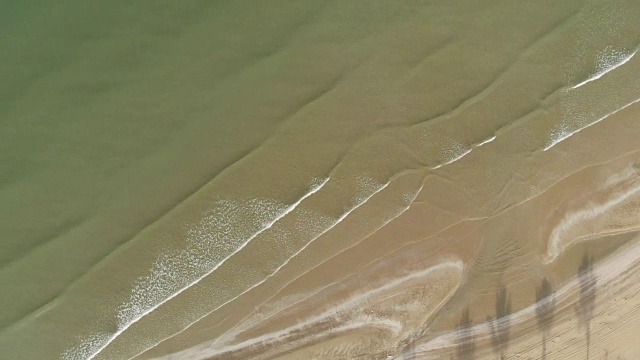 4K俯视图的海滩，海浪和沙子。视频素材