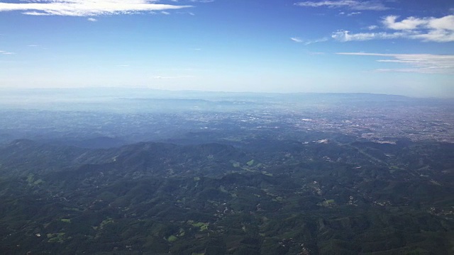 空中飞入遥远的城市视频下载