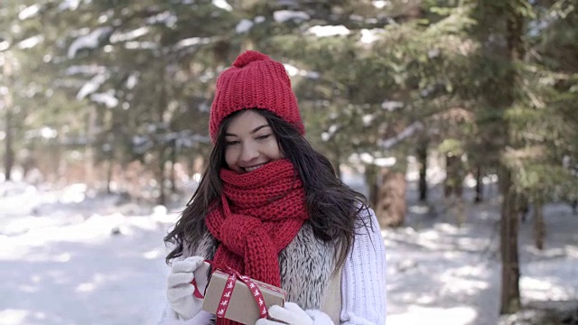 女人拿着礼物的肖像视频素材