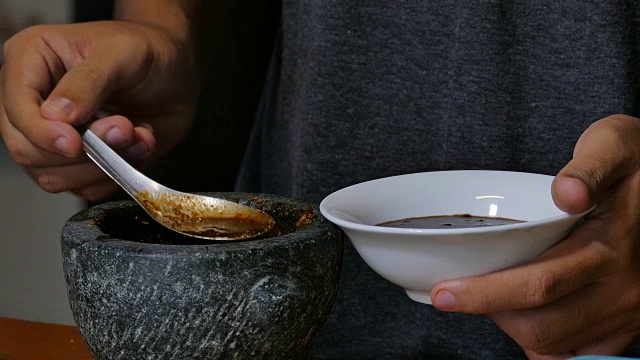 用辣椒和香料在研钵里煮咖喱视频素材