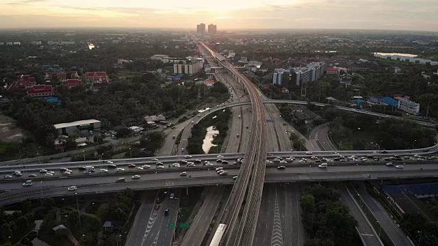 4k鸟瞰图BTS轻轨和城市街道在日落时间。视频素材