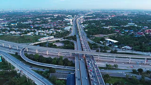 4k移动摄影车拍摄城市街道夜间鸟瞰图视频素材