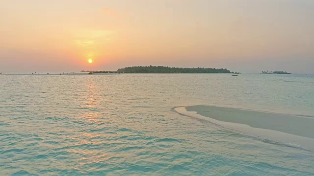 风景优美的鸟瞰图，马尔代夫，田园般的热带海景日落视频素材