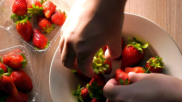草莓排列得很漂亮。放在一个白色的盘子里。视频素材