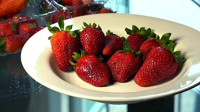 草莓排列得很漂亮。放在一个白色的盘子里。视频素材