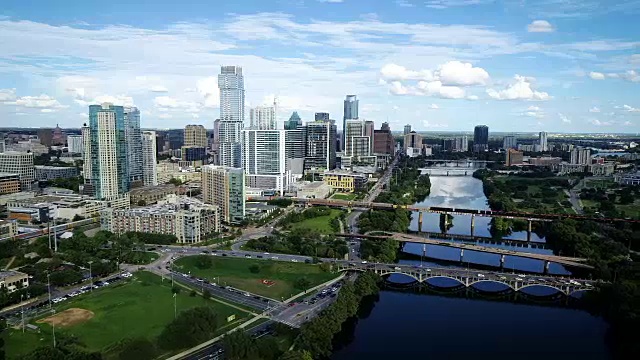 慢动作:侧盘across Town Lake, Austin, Texas, USA, Cityscape Skyline of the Texas Capital City视频素材