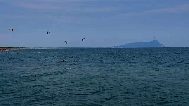 在一个美丽的夏日风筝冲浪。视频素材