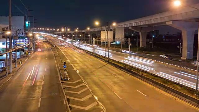 T/L PAN多彩的夜间交通在曼谷河大桥附近，泰国视频素材