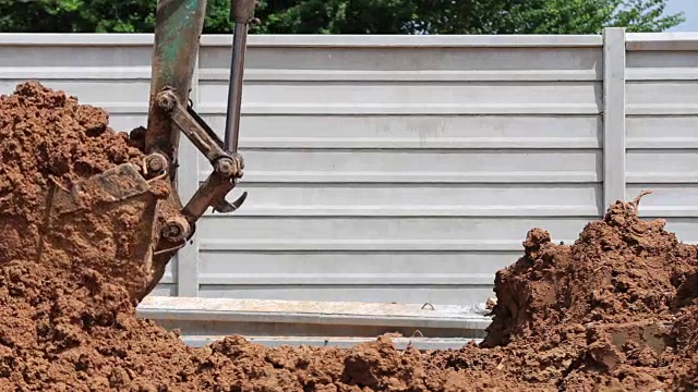 挖掘机在建筑工地工作视频素材