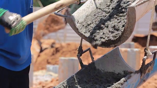 水泥车正在建筑工地上浇水泥视频素材