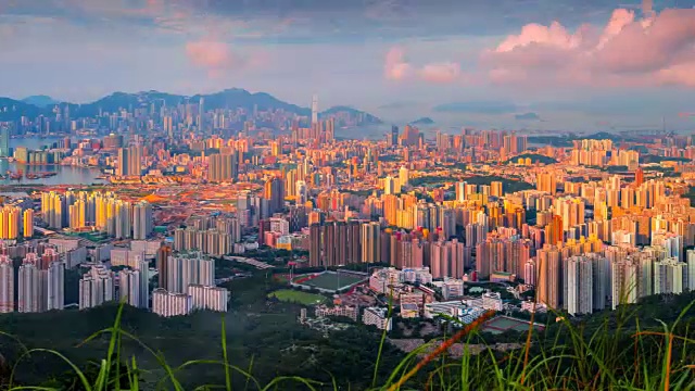 4k时间流逝香港城市日出景观，香港九龙山顶全景图视频素材