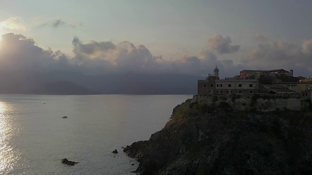 Portoferraio海岸黎明鸟瞰图视频素材