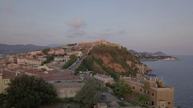 Portoferraio海岸黎明鸟瞰图视频素材