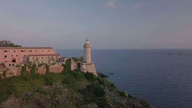 Portoferraio海岸灯塔鸟瞰图视频素材