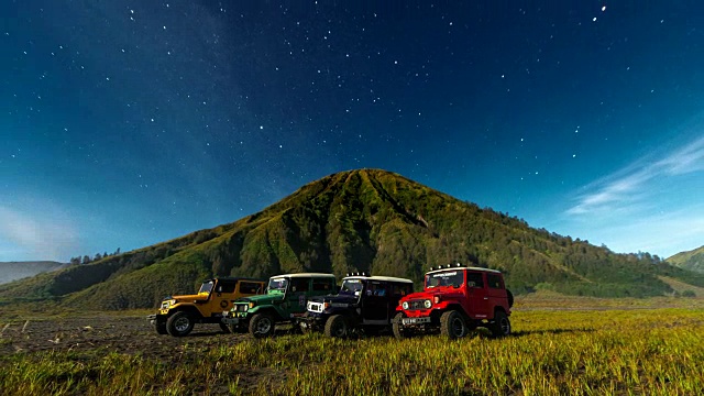 4K时间推移移动的星星夜景周围的火山Bromo，塞默鲁，Batok和Widodaren，腾格里火山口，印度尼西亚视频素材