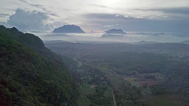 日落前的山景鸟瞰图视频素材