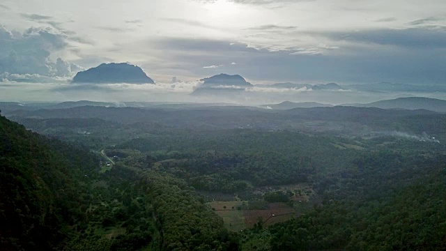 日落前的山景鸟瞰图视频素材