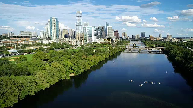 奥斯汀德克萨斯州降低皮划艇享受平静的水镇湖或科罗拉多河夏季阳光天空的背景视频素材